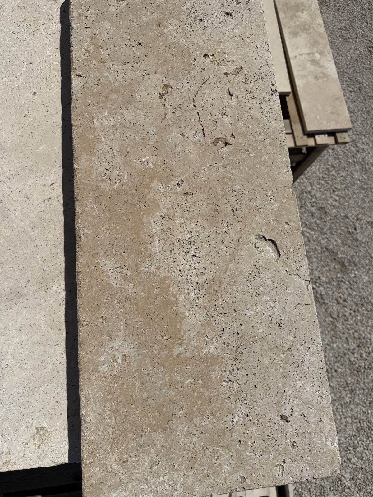 Bloc marche travertin beige détail