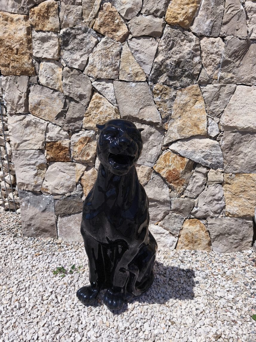 Statue panthère vue de côté