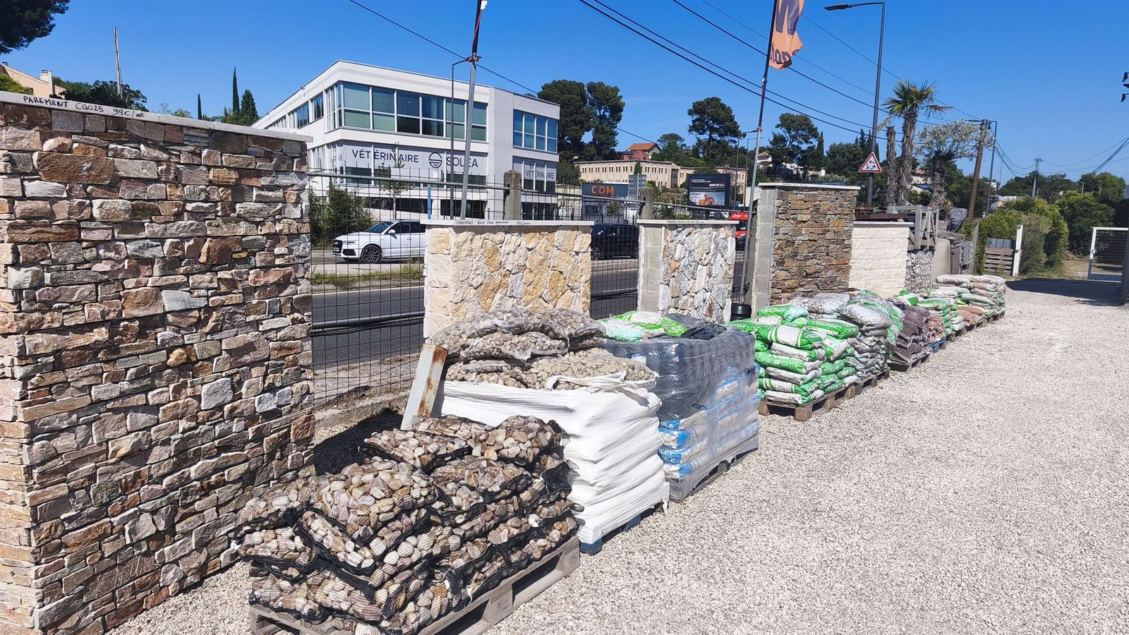 Piliers en pierre de taille à l'entrée du parc CDM Stone