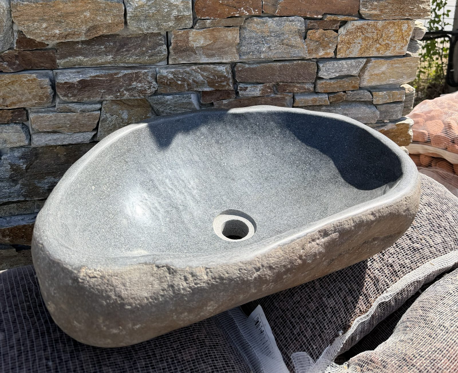 Lavabo galet rock détail cuve