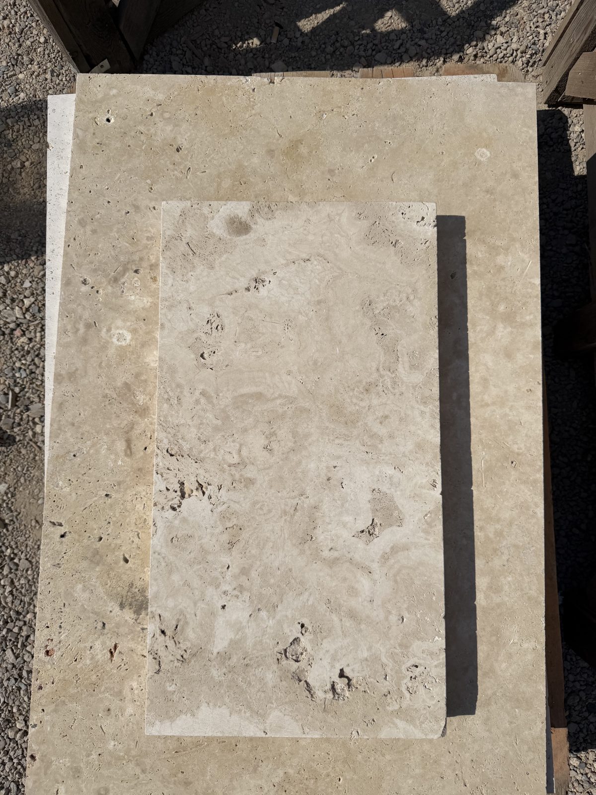 Margelle travertin beige bord droit détail