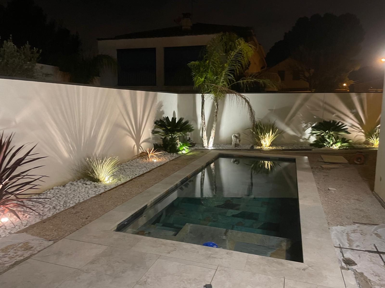 Piscine travertin de nuit