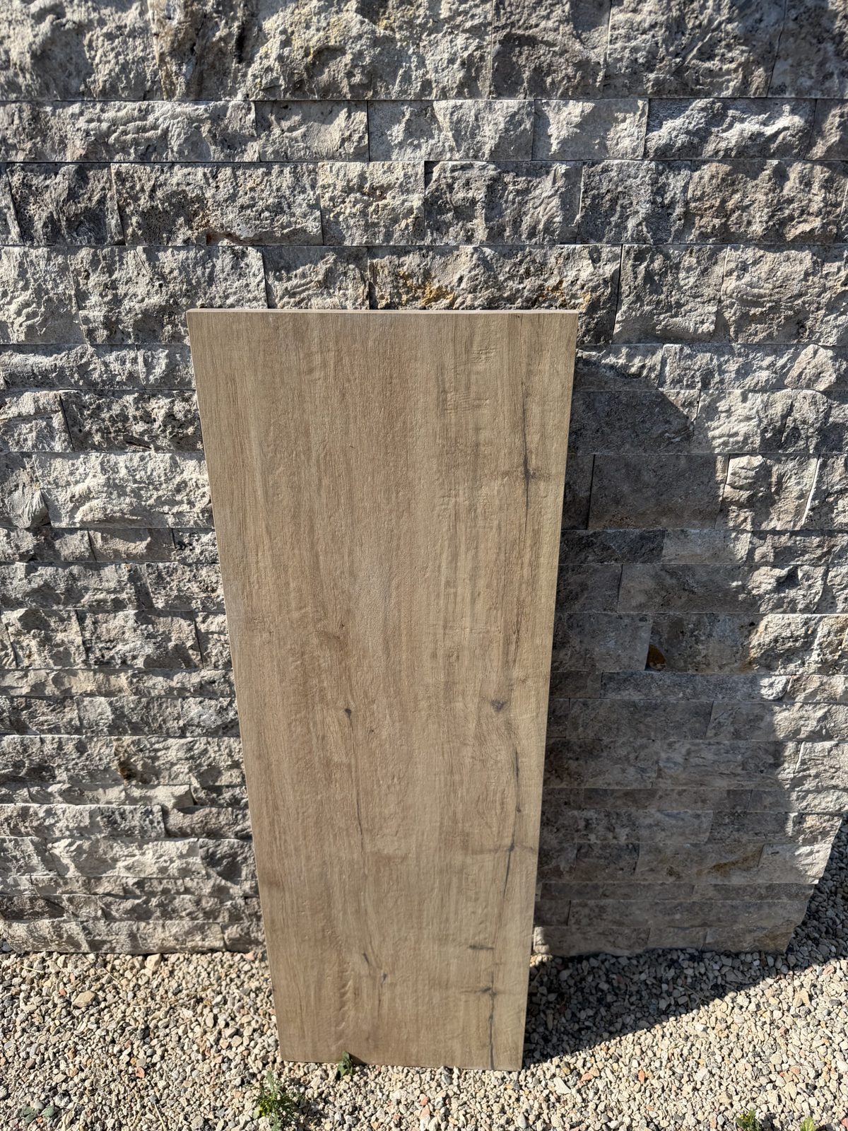 Carrelage imitation bois marron clair sur plot