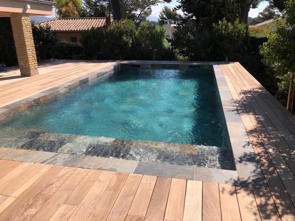 Piscine margelles pierre et terrasse bois
